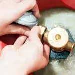 Anschluss des Schlauches mit Gasdruckminderer an eine Gasflasche